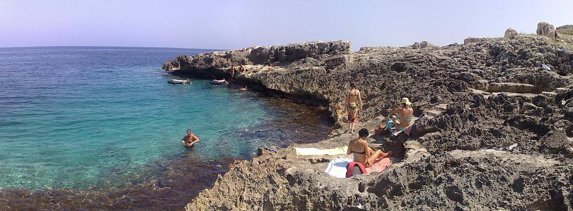 Accesso al mare roccioso 2 km